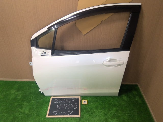 【中古】ヴィッツ DAA-NHP130 左フロントドアＡＳＳＹ 67002-52480
