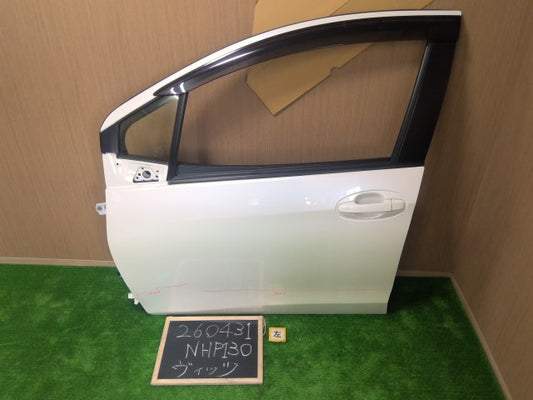 【中古】ヴィッツ DAA-NHP130 左フロントドアＡＳＳＹ 67002-52480