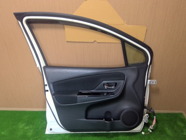 【中古】ヴィッツ DAA-NHP130 左フロントドアＡＳＳＹ 67002-52480