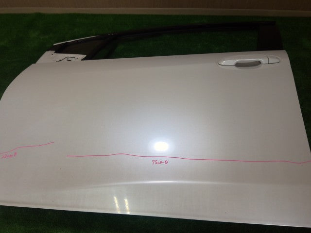 【中古】ヴィッツ DAA-NHP130 左フロントドアＡＳＳＹ 67002-52480