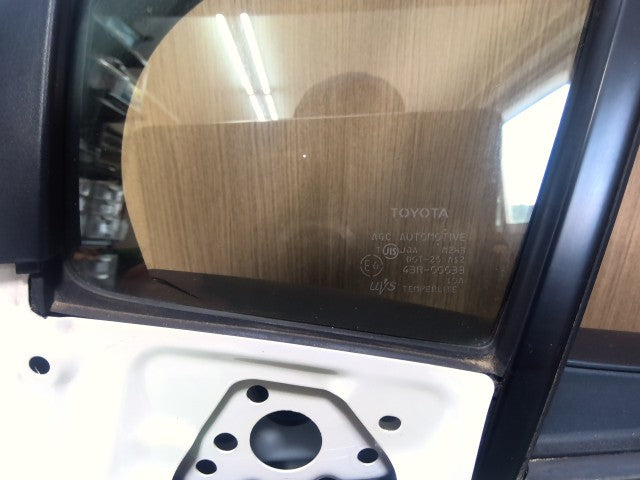 【中古】ヴィッツ DAA-NHP130 左フロントドアＡＳＳＹ 67002-52480