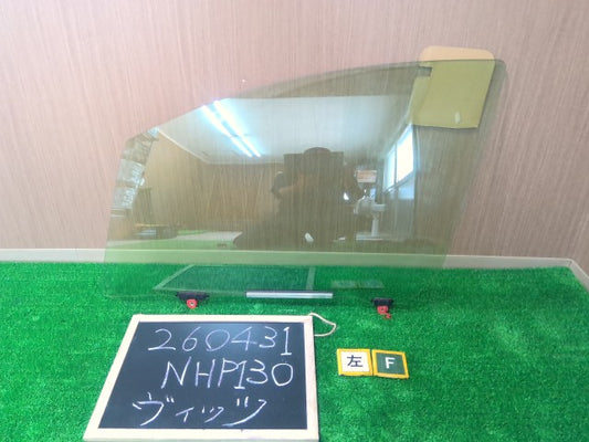 【中古】ヴィッツ DAA-NHP130 左フロントドアガラス 68120-52441