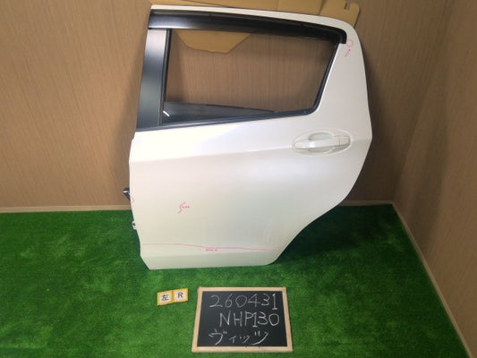 【中古】ヴィッツ DAA-NHP130 左リアドアＡＳＳＹ 67004-52440