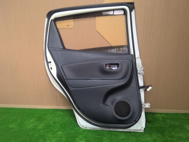 【中古】ヴィッツ DAA-NHP130 左リアドアＡＳＳＹ 67004-52440