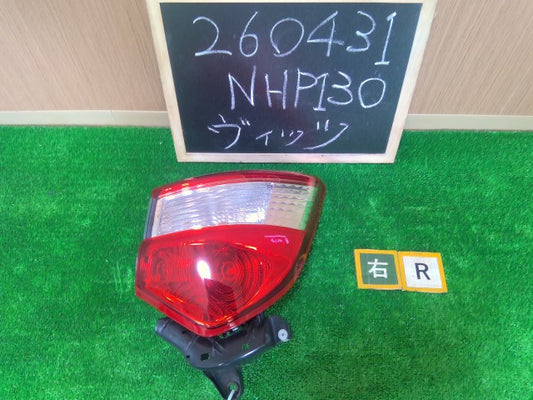 【中古】ヴィッツ DAA-NHP130 右テールランプ 外側