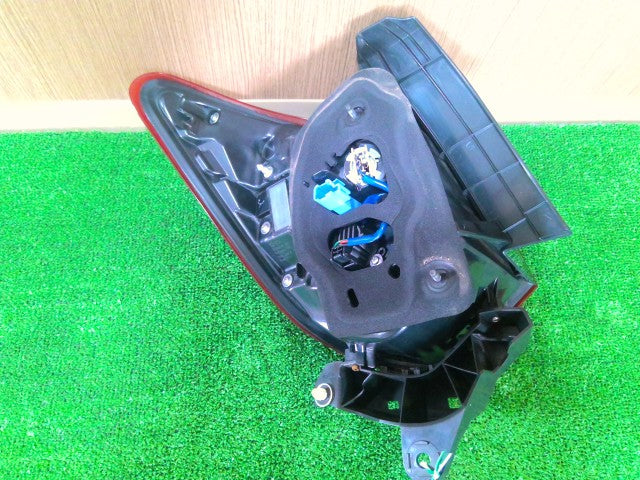 【中古】ヴィッツ DAA-NHP130 右テールランプ 外側