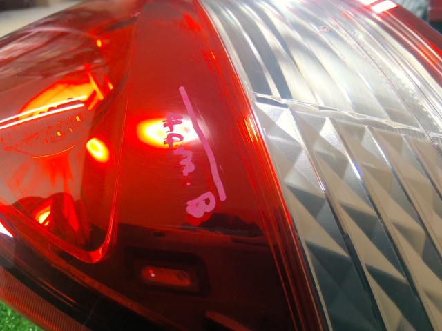 【中古】ヴィッツ DAA-NHP130 右テールランプ 外側