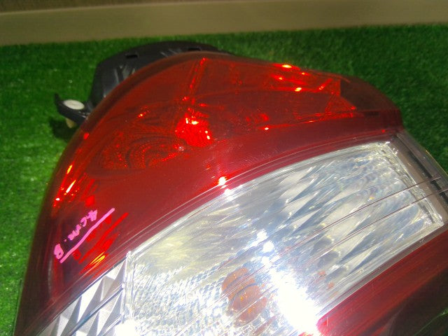 【中古】ヴィッツ DAA-NHP130 右テールランプ 外側
