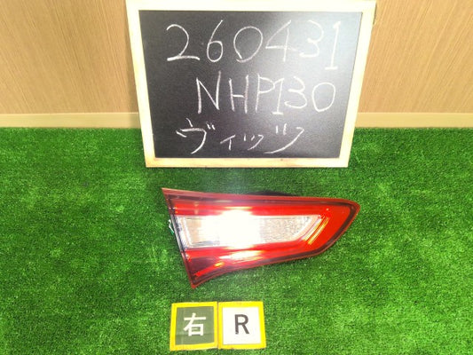 【中古】ヴィッツ DAA-NHP130 右テールランプ 内側