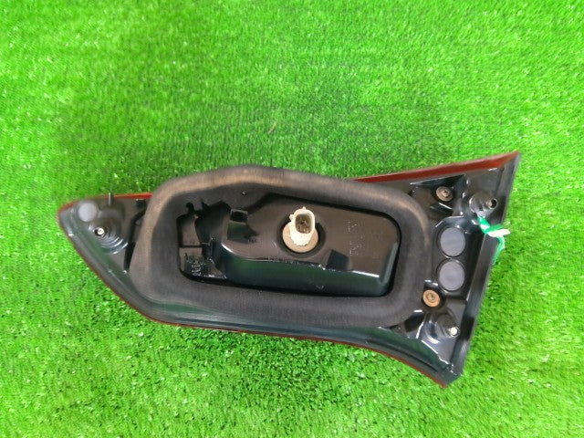 【中古】ヴィッツ DAA-NHP130 右テールランプ 内側