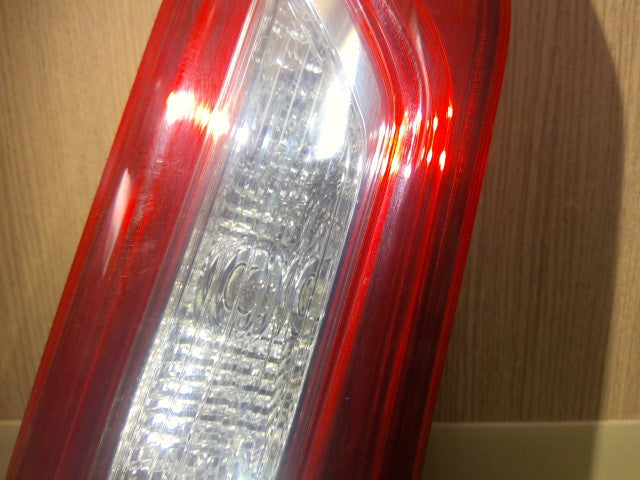 【中古】ヴィッツ DAA-NHP130 右テールランプ 内側