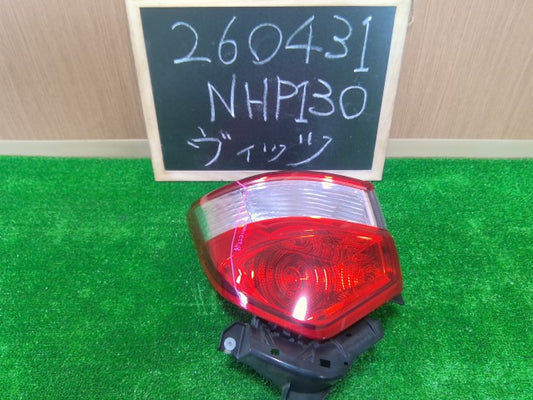 【中古】ヴィッツ DAA-NHP130 左テールランプ 外側