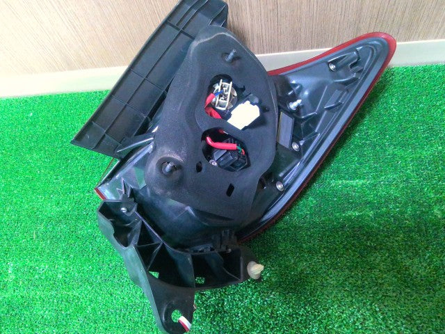 【中古】ヴィッツ DAA-NHP130 左テールランプ 外側