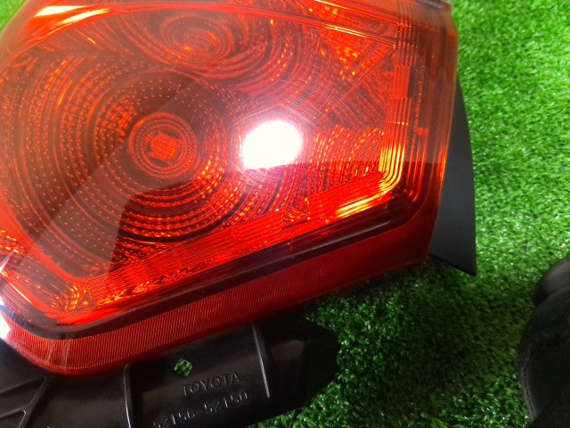 【中古】ヴィッツ DAA-NHP130 左テールランプ 外側
