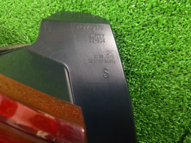 【中古】ヴィッツ DAA-NHP130 左テールランプ 外側