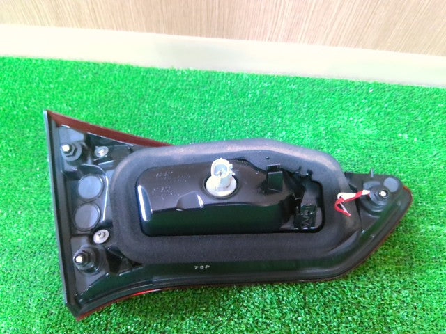 【中古】ヴィッツ DAA-NHP130 左テールランプ 内側