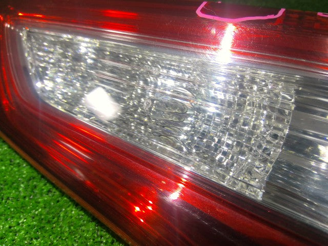 【中古】ヴィッツ DAA-NHP130 左テールランプ 内側
