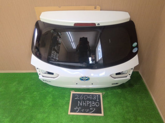 【中古】ヴィッツ DAA-NHP130 バックドアＡＳＳＹ 67005-52F80