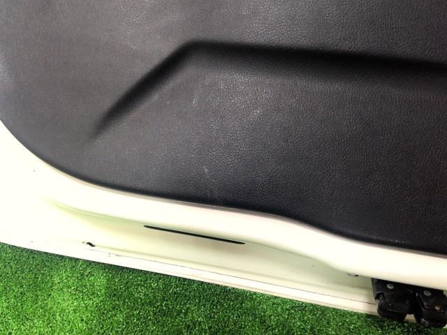 【中古】ヴィッツ DAA-NHP130 バックドアＡＳＳＹ 67005-52F80