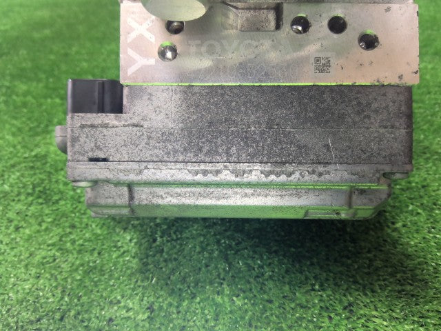 【中古】ヴィッツ DAA-NHP130 ＡＢＳアクチュエーター 47070-52020
