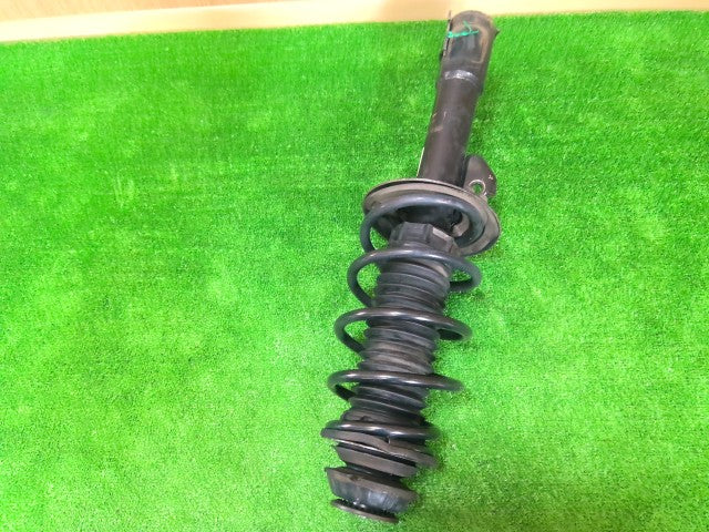 【中古】ヴィッツ DAA-NHP130 右フロントストラット 48510-52N50