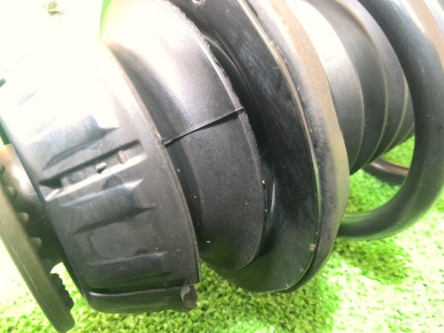 【中古】ヴィッツ DAA-NHP130 右フロントストラット 48510-52N50