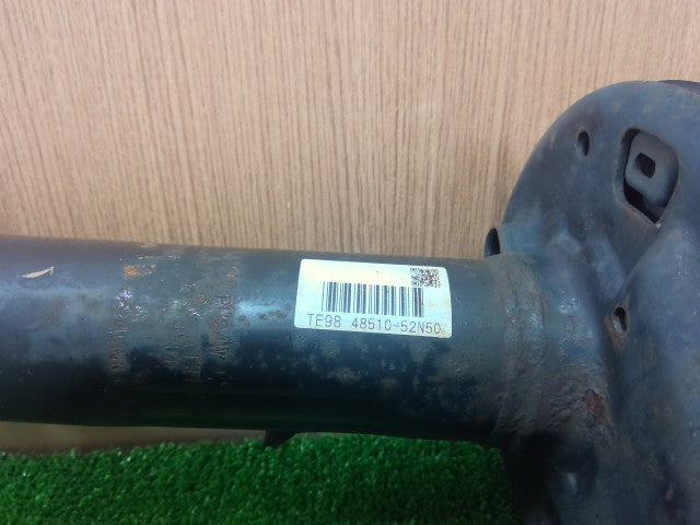 【中古】ヴィッツ DAA-NHP130 右フロントストラット 48510-52N50