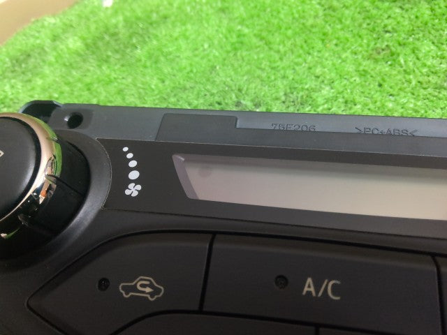 【中古】ヴィッツ DAA-NHP130 ＡＣ エアコン