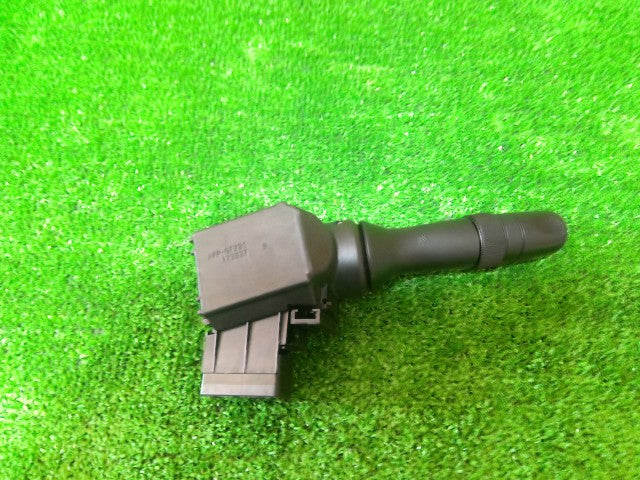 【中古】ヴィッツ DAA-NHP130 ワイパースイッチ 84652-52251