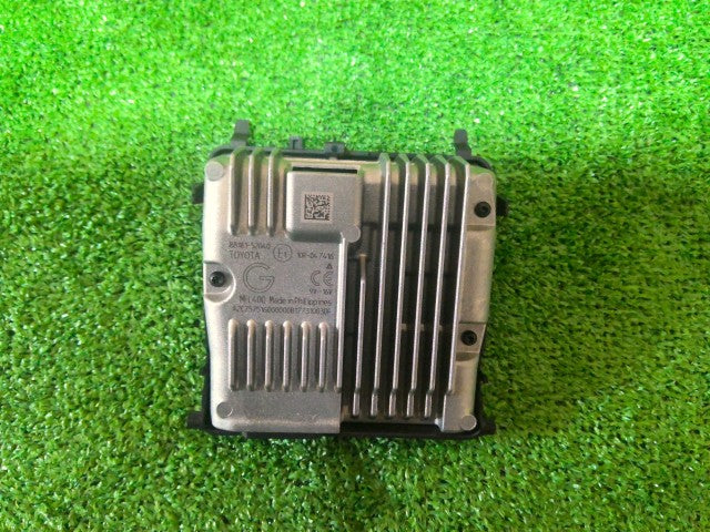 【中古】ヴィッツ DAA-NHP130 フロントガラス用 レーダー・カメラ（運転支援用）