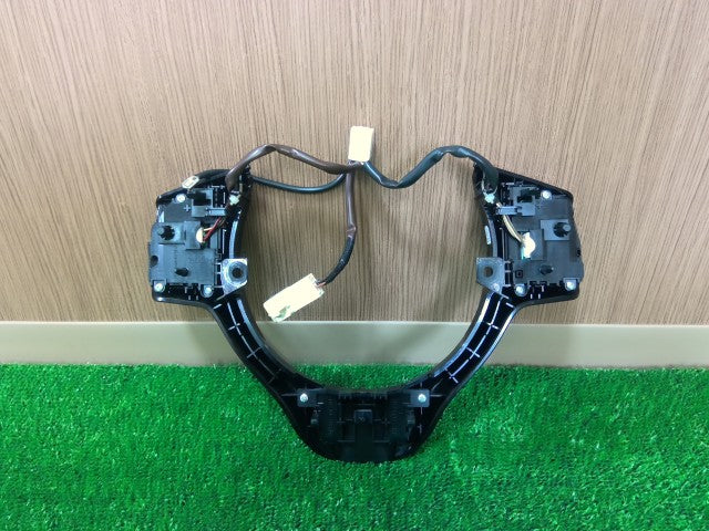 【中古】ヴィッツ DAA-NHP130 ステアリング スイッチ