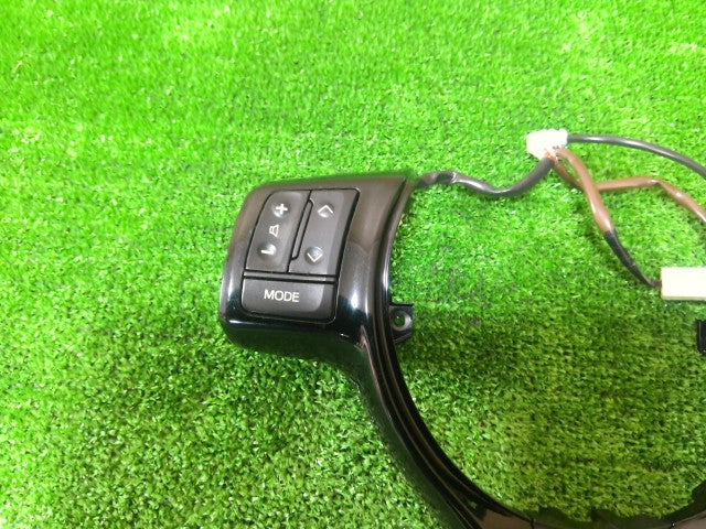 【中古】ヴィッツ DAA-NHP130 ステアリング スイッチ