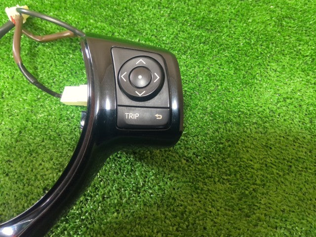 【中古】ヴィッツ DAA-NHP130 ステアリング スイッチ
