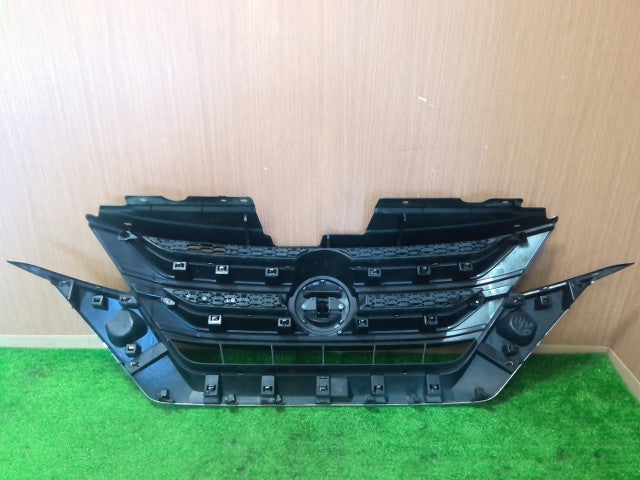 【中古】ニスモ セレナ DAA-GFC27 ラジエータグリル