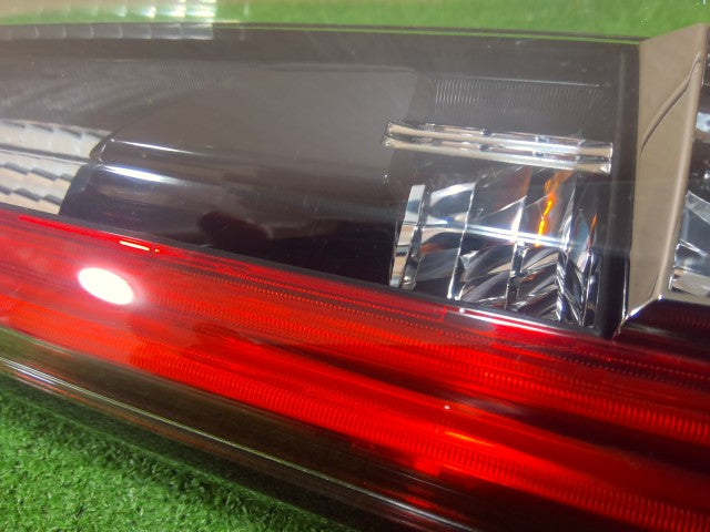 【中古】ｅＫクロススペース 4AA-B38A 左 テールランプ