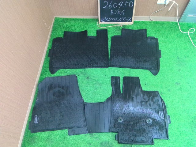 【中古】ｅＫクロススペース 4AA-B38A フロアマット ゴム