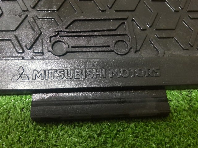 【中古】ｅＫクロススペース 4AA-B38A フロアマット ゴム