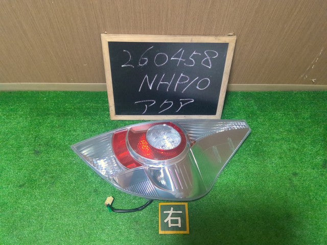 【中古】アクア DAA-NHP10 右 テールランプ