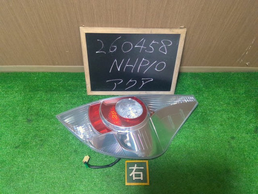 【中古】アクア DAA-NHP10 右 テールランプ