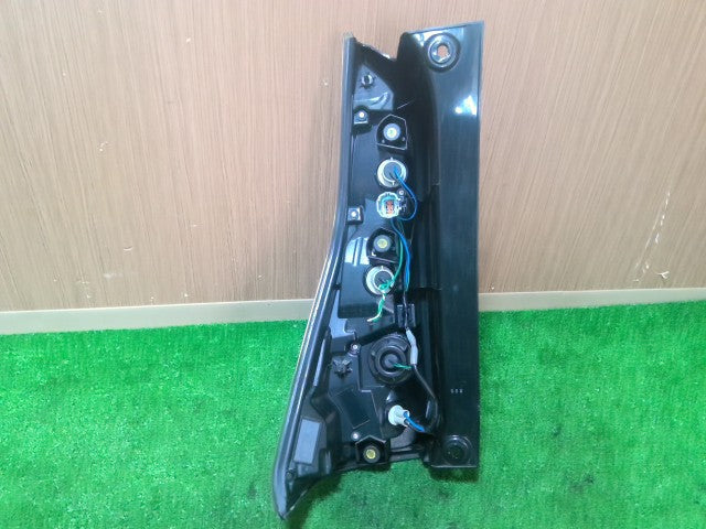 【中古】セレナ DAA-GFC27 右 テールランプ