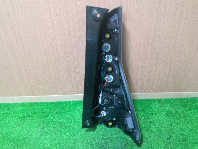 【中古】セレナ DAA-GFC27 左 テールランプ