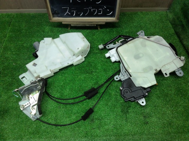 【中古】ステップワゴン DBA-RK5 右 リア