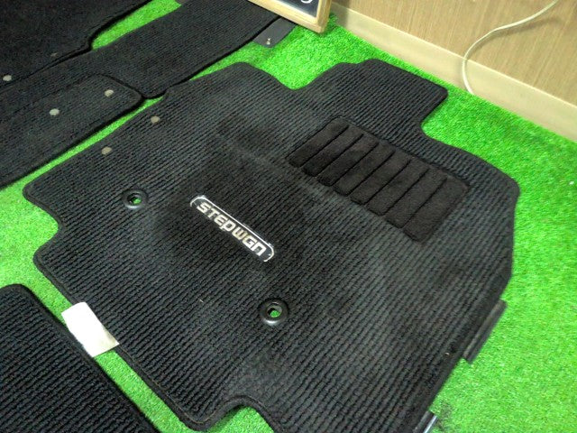 【中古】ステップワゴン DBA-RK5 フロアマット 1台分