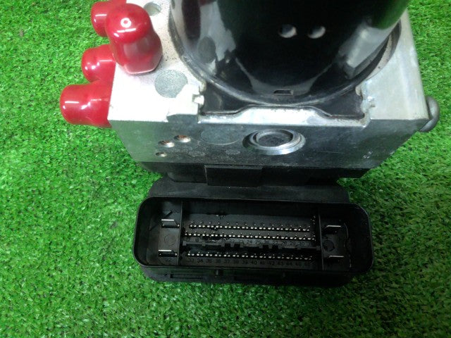 【中古】ボルボ 40シリーズ DBA-MB5204T ＡＢＳアクチュエーター