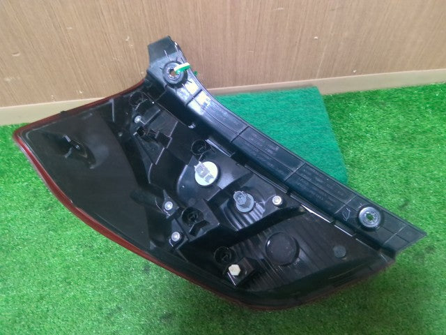 【中古】フィット DAA-GP5 右 テールランプ