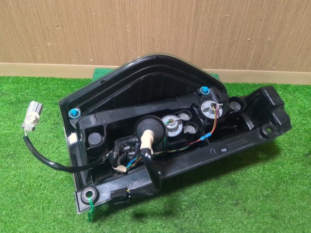 【中古】タント DBA-LA600S 右 テールランプ