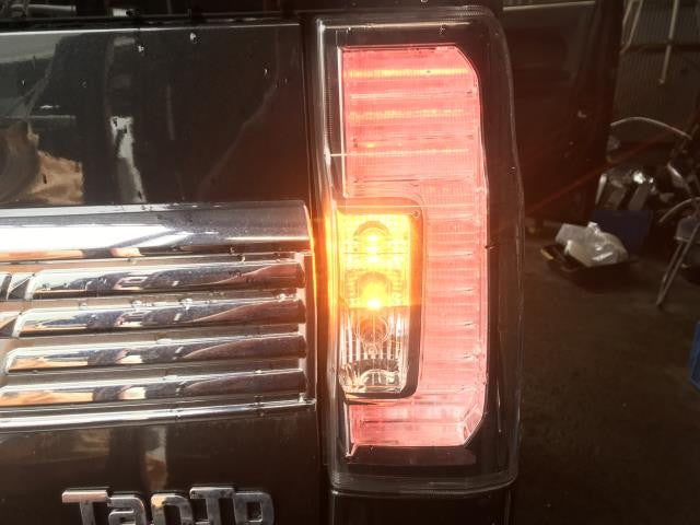 【中古】タント DBA-LA600S 右 テールランプ
