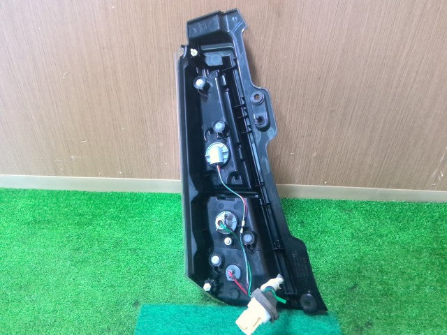 【中古】ワゴンＲ DAA-MH44S 右 テールランプ