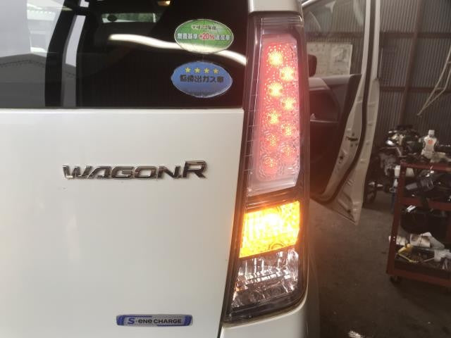【中古】ワゴンＲ DAA-MH44S 右 テールランプ