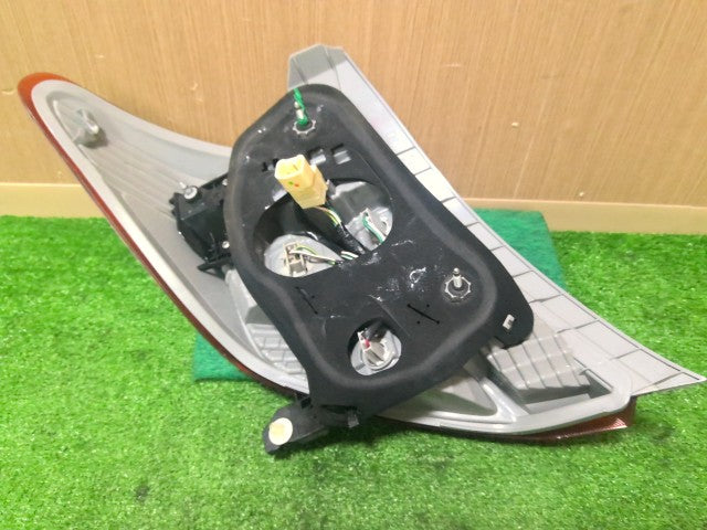 【中古】ヴィッツ DBA-NSP130 右 テールランプ